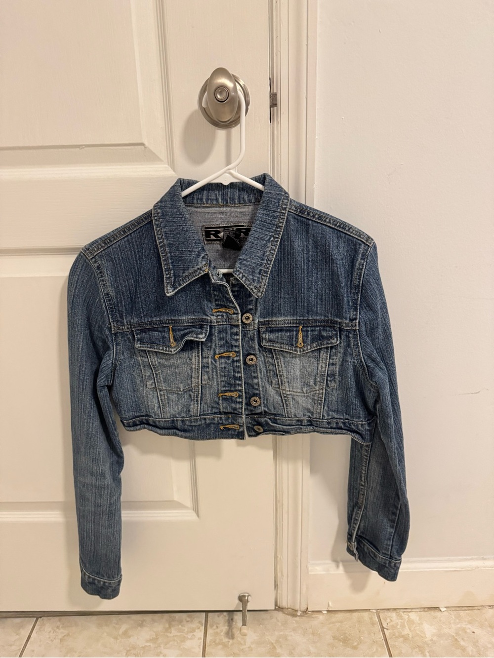 Cropped Light Blue Denim Jacket with Button-Front